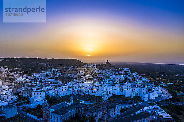 Italien  Provinz Brindisi  Ostuni  Luftaufnahme des Sonnenuntergangs über der Zitadelle der Altstadt