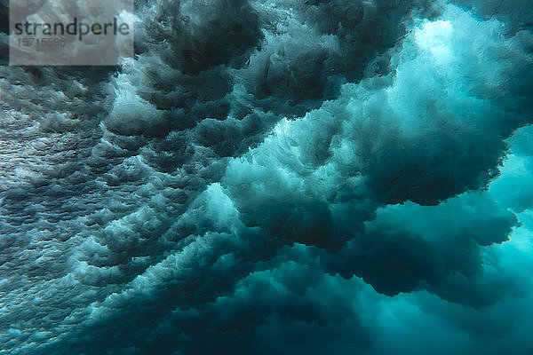 Indonesien  Subawa  Unterwasser-Ansicht der Welle