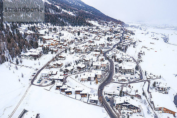Italien  Provinz Sondrio  Livigno  Luftaufnahme einer schneebedeckten Stadt in den italienischen Alpen