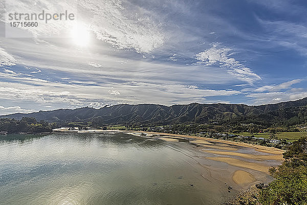 Neuseeland  Region Tasmanien  Sonne scheint über der Golden Bay und dem Strand der Ligar Bay