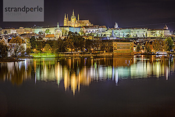 Tschechische Republik  Prag  Moldau  Prager Burg und umliegende Gebäude bei Nacht