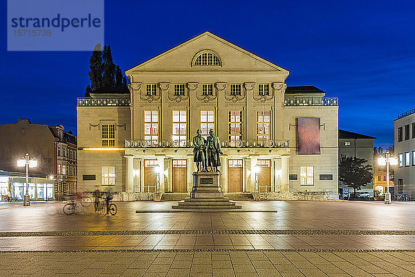 Deutschland  Thüringen  Weimar  Theaterplatz  Deutsches Nationaltheater mit Goethe- und Schillerstatuen bei Nacht