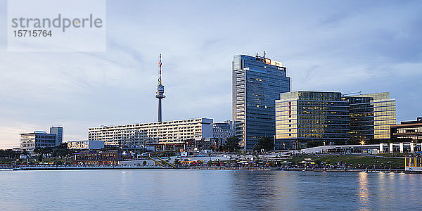 Österreich  Wien  Copa Beach mit Donauturm und Bürohochhäusern im Hintergrund