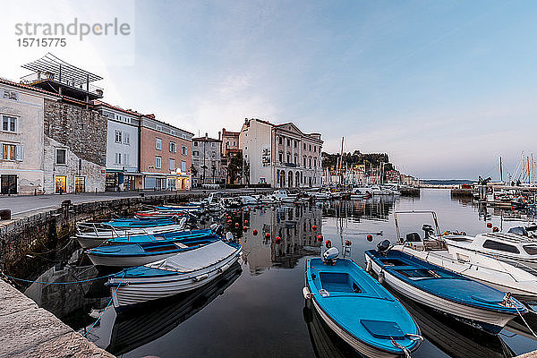 Boote im kleinen Hafen in der Altstadt von Piran  Slowenien