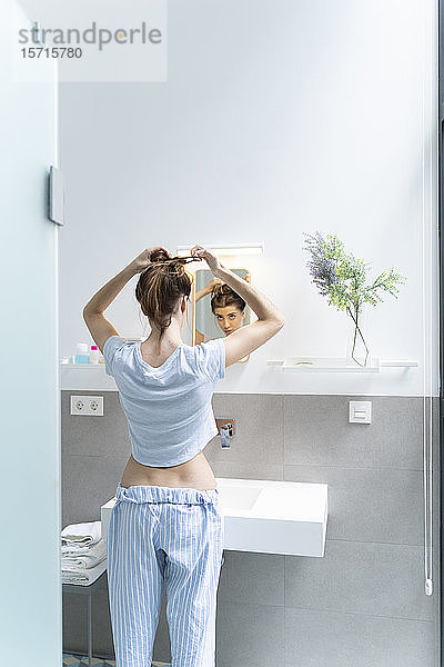 Rückansicht einer jungen Frau im Badezimmer