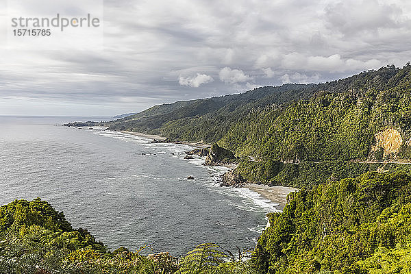 Neuseeland  Südinsel  Westküste  Cape Foulwind  Meybille Bay  Küstenlinie mit Autobahn