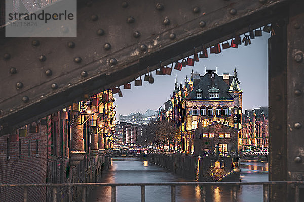 Deutschland  Hamburg  Beleuchtetes Wasserschloss in der Speicherstadt in der Abenddämmerung