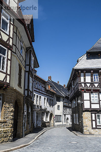 Deutschland  Niedersachsen  Goslar  Gasse zwischen Fachwerkhäusern der historischen Stadt