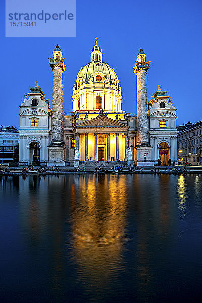Fassade von Österreich  Wien  Karlskirche nachts beleuchtet