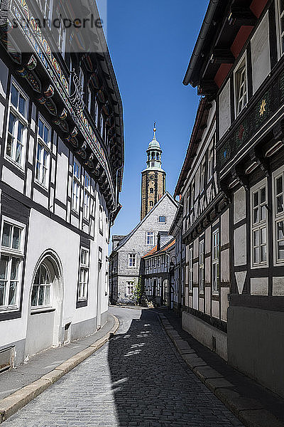 Deutschland  Niedersachsen  Goslar  Gasse zwischen Fachwerkhäusern der historischen Stadt