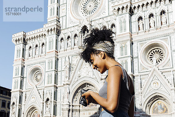 Lächelnde junge Frau schaut in die Kamera vor der Kathedrale  Florenz  Italien
