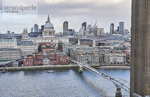 Großbritannien  England  London  Hochwinkelansicht der Millenniumsbrücke mit der Kathedrale Saint Pauls im Hintergrund
