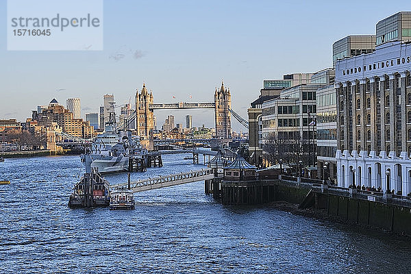 UK  England  London  Hafen mit Schiff und Tower Bridge im Hintergrund