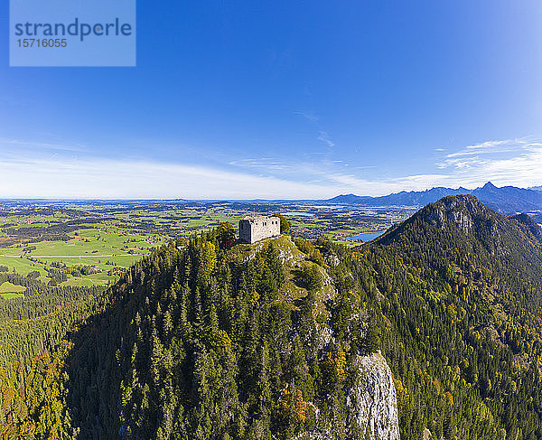 Deutschland  Bayern  Pfronten  Luftaufnahme der Ruine der Burg Falkenstein auf dem bewaldeten Berg Falkenstein