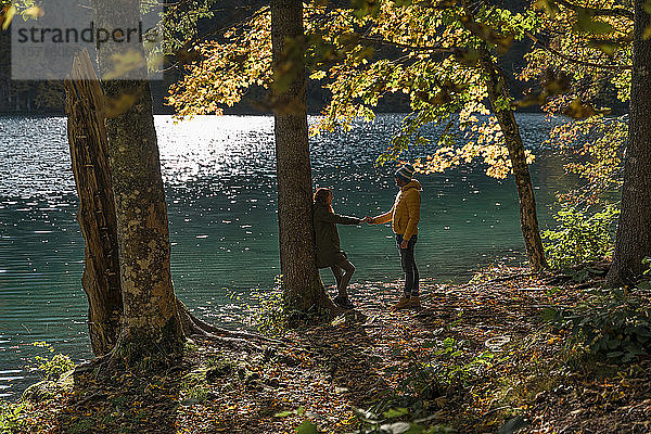 Ehepaar hält Hand in den Laghi di Fusine  Friaul-Julisch Venetien  Italien