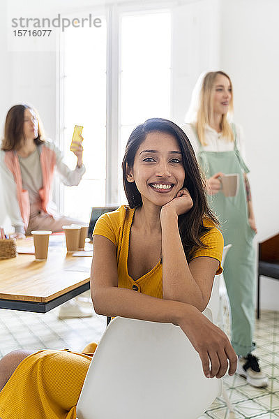 Porträt einer lächelnden Geschäftsfrau während einer Besprechung im Büro