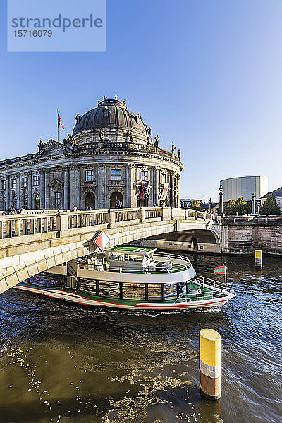 Deutschland  Berlin  Fährfahrt unter der Brücke vor dem Bode-Museum
