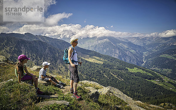 Mutter mit zwei Kindern bei einer Wanderpause in alpiner Landschaft  Passeiertal  Südtirol  Italien