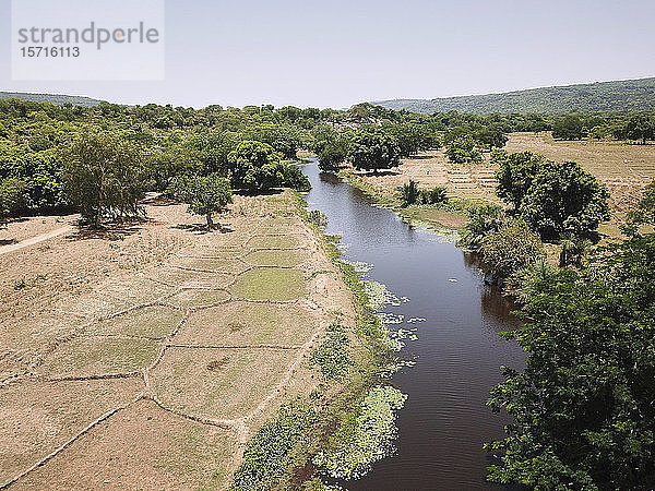 Burkina Faso  Luftaufnahme der Landschaft mit Komoe Fluss und Feldern