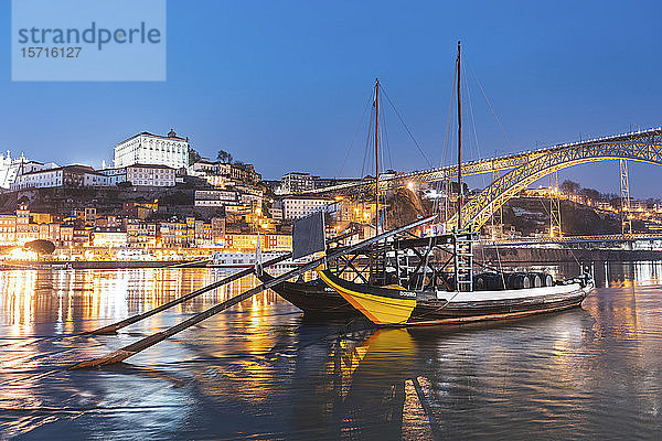 Portugal  Distrikt Porto  Porto  Rabelo-Boote vertäut am Douro-Fluss in der Abenddämmerung