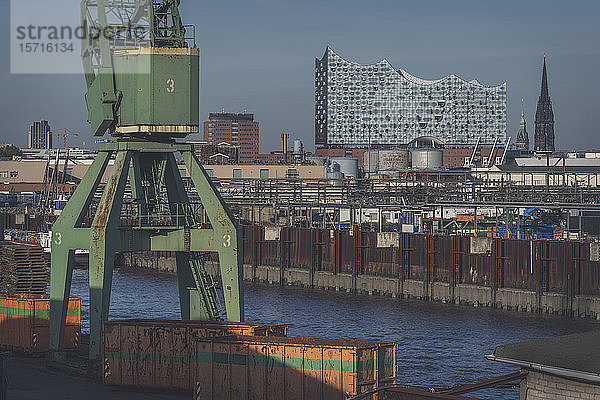 Deutschland  Hamburg  Hafenkran mit Elbphilharmonie im Hintergrund