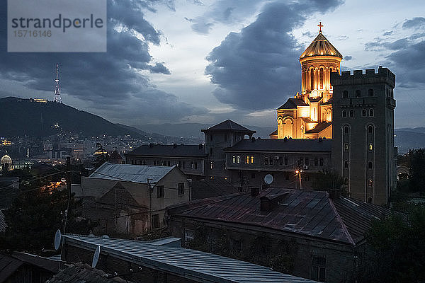 Georgien  Tiflis  Dreifaltigkeitskathedrale in der Abenddämmerung beleuchtet