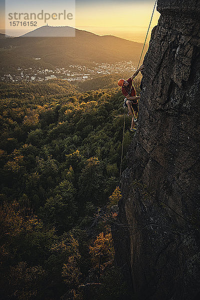 Mann klettert bei Sonnenuntergang am Battert-Felsen  Baden-Baden  Deutschland