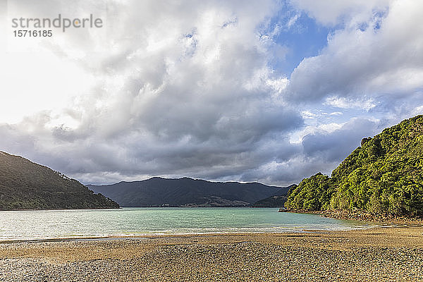 Neuseeland  Region Marlborough  Wolken über Nikau Cove und Kenepuru Sound