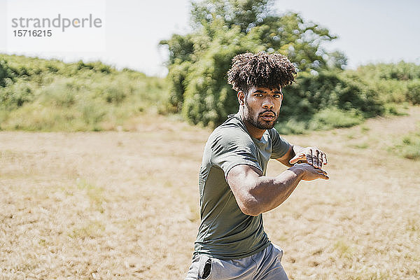 Junger Mann beim Training im Park