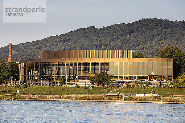 Österreich  Oberösterreich  Linz  Festival- und Kongresszentrum Brucknerhaus über die Donau gesehen