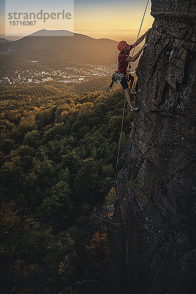 Mann klettert bei Sonnenuntergang am Battert-Felsen  Baden-Baden  Deutschland