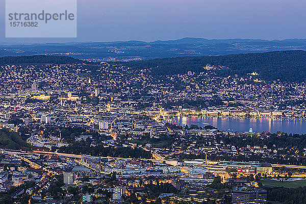 Schweiz  Kanton Zürich  Zürich  Stadt am Rand des Zürichsees vom Uetliberg aus gesehen in der Dämmerung