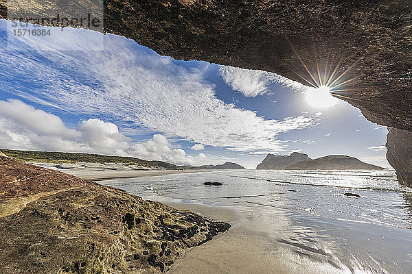 Neuseeland  Südinsel  Tasmanien  Höhle am Wharariki Beach