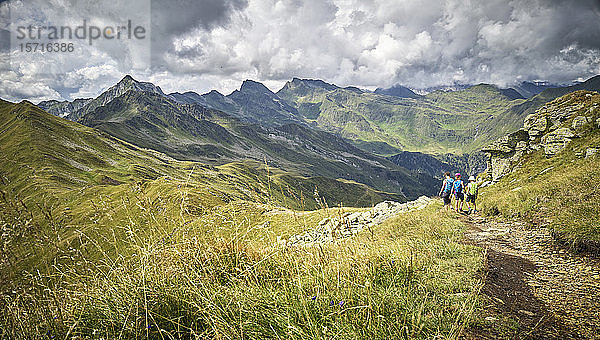 Mutter mit zwei Kindern beim Wandern in alpiner Landschaft  Passeiertal  Südtirol  Italien