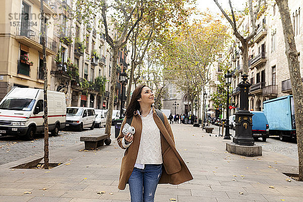 Junge Frau erkundet die Stadt  Barcelona  Spanien