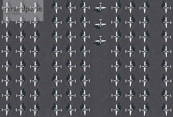 Luftaufnahme von Flugzeugreihen