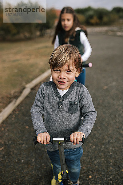 Porträt eines kleinen Jungen mit Roller
