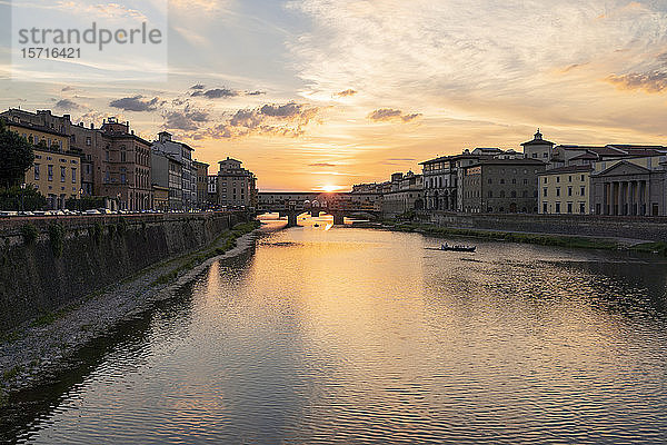 Fluss Arno und Ponte Vecchio bei Sonnenuntergang  Florenz  Italien