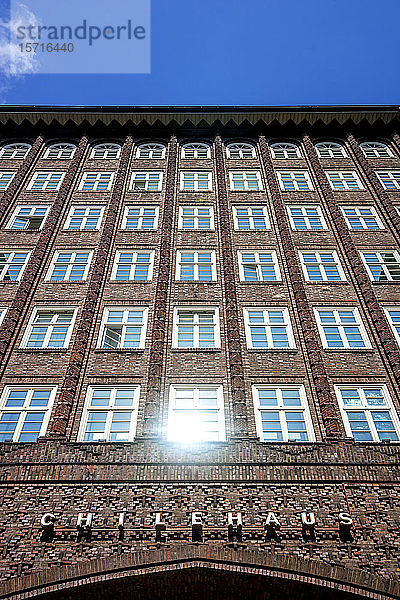 Deutschland  Hamburg  Niederwinkelansicht der Fenster des Chile-Hauses