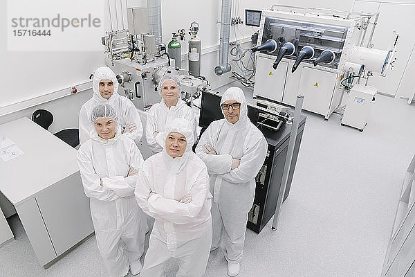 Porträt eines selbstbewussten Teams von Wissenschaftlern im Labor