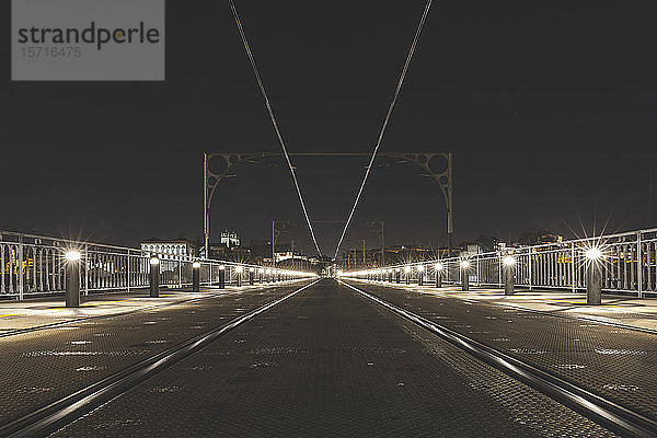 Portugal  Bezirk Porto  Porto  Beleuchtete Eisenbahnstrecke über die Dom Luis I-Brücke bei Nacht