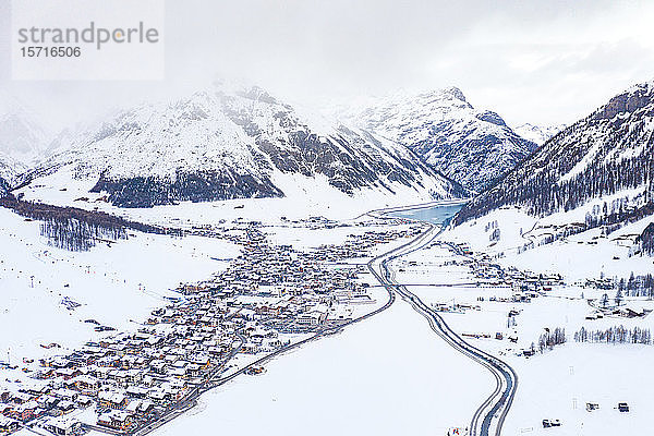 Italien  Provinz Sondrio  Livigno  Luftaufnahme einer schneebedeckten Stadt in den italienischen Alpen