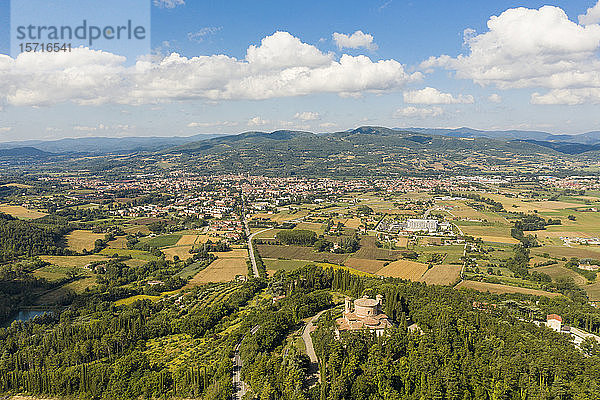 Italien  Provinz Perugia  Citta di Castello  Luftaufnahme der Sommerlandschaft mit der Stadt im Hintergrund