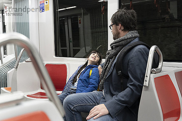 Vater und Tochter von Angesicht zu Angesicht in der U-Bahn