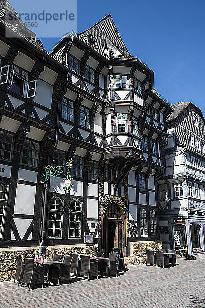 Deutschland  Niedersachsen  Goslar  Stühle und Tische vor dem Fachwerkcafé in der historischen Stadt