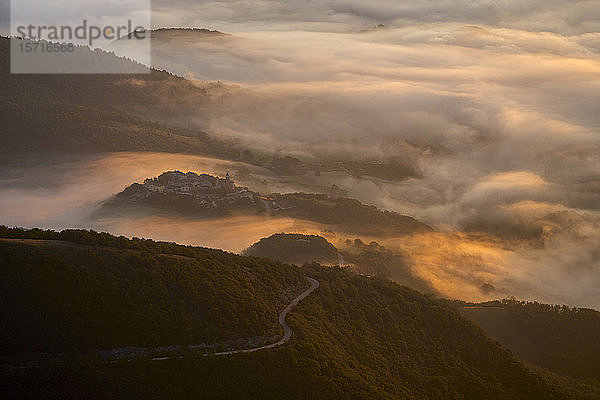 Italien  Luftaufnahme eines dichten Morgennebels  der ein bewaldetes Tal im Apennin umhüllt