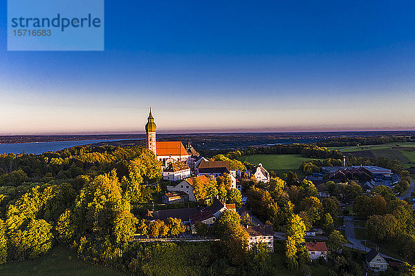 Deutschland  Bayern  Oberbayern  Pfaffenwinkel  Ammersee  Abtei Andechs bei Sonnenaufgang