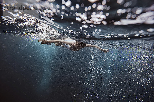 Mann schnorchelt unter Wasser  Gili Meno  Gili-Inseln  Bali  Indonesien