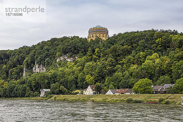 Deutschland  Bayern  Kelheim  Halle der Befreiung mit Blick auf die Donau