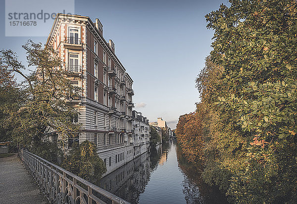 Deutschland  Hamburg  Altes Gebäude am Isebekkanal im Herbst